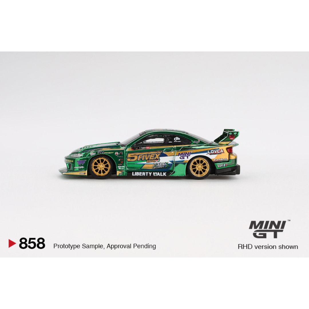 Mini GT S15 de Miskha Garage modelo a escala en verde con detalles dorados y decoración de carreras