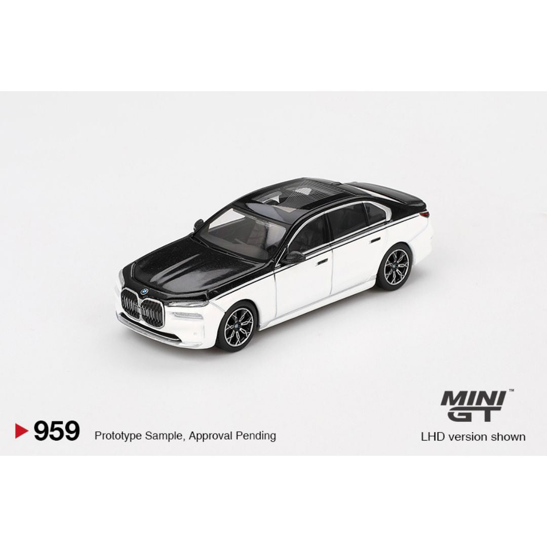 Mini GT BMW i7 xDrive60 Alpine White / Black Sapphire - 959