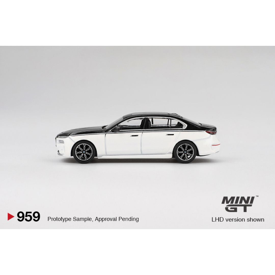 Mini GT BMW i7 xDrive60 Alpine White / Black Sapphire - 959