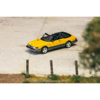 *EN CAMINO* Tarmac Works Saab 900 Turbo Convertible Yellow con Tarmac Cards Combo set